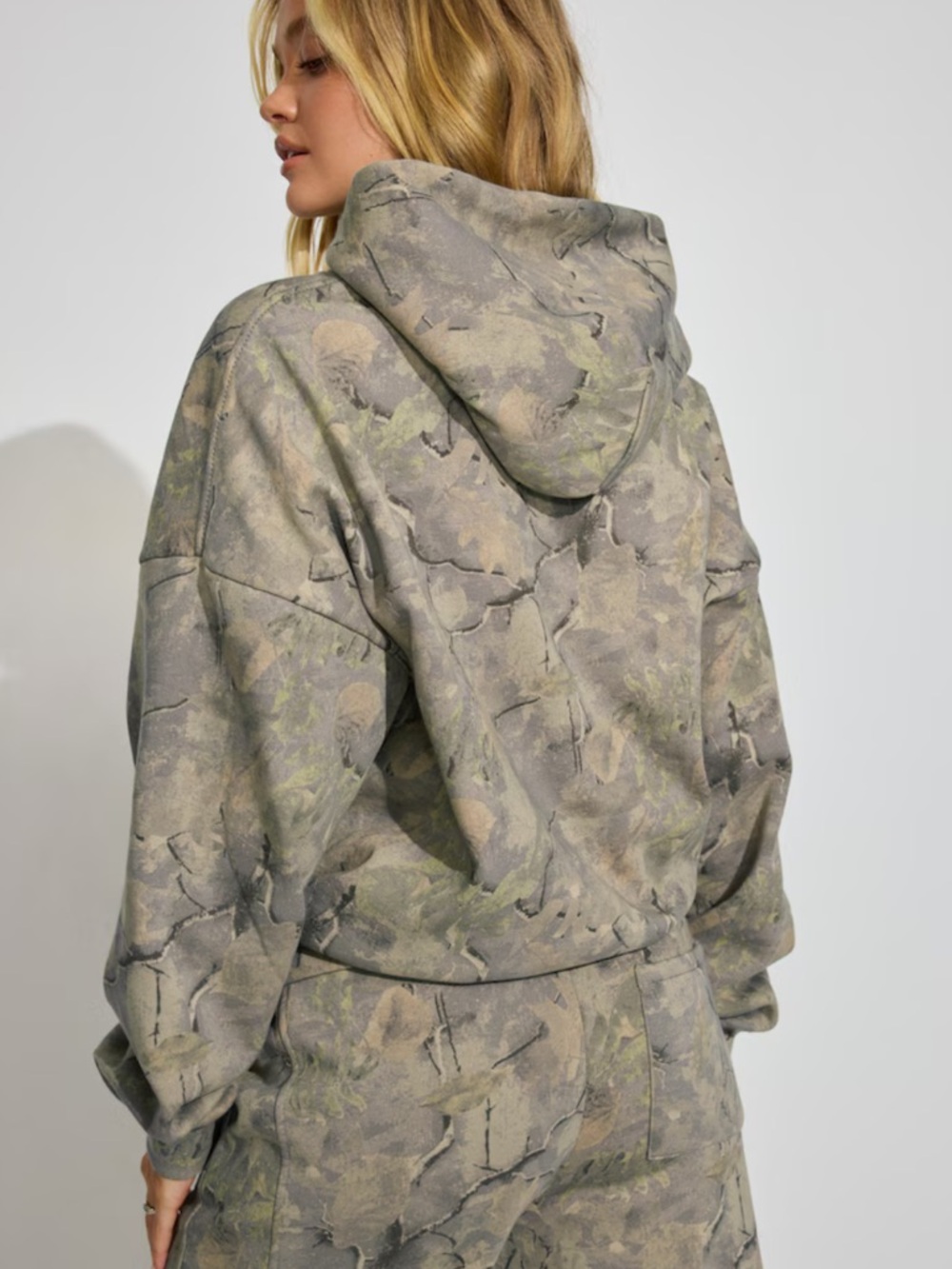 Garage Pullover UltraFleece Camo Hoodie Sweatshirt NWT Size XXS/XS - Picture 2 of 8